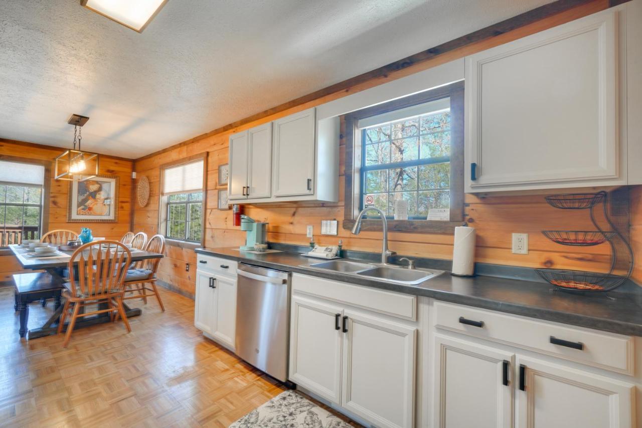Central Sevierville Cabin With Hot Tub And Views! Eksteriør bilde